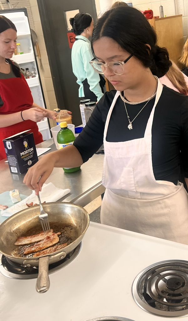students highlighting their dishes