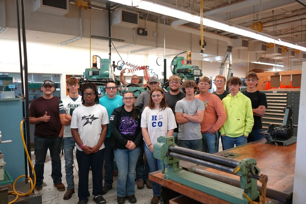 MaACHINING AND MANUFACTURING students and class in classroom at Candor