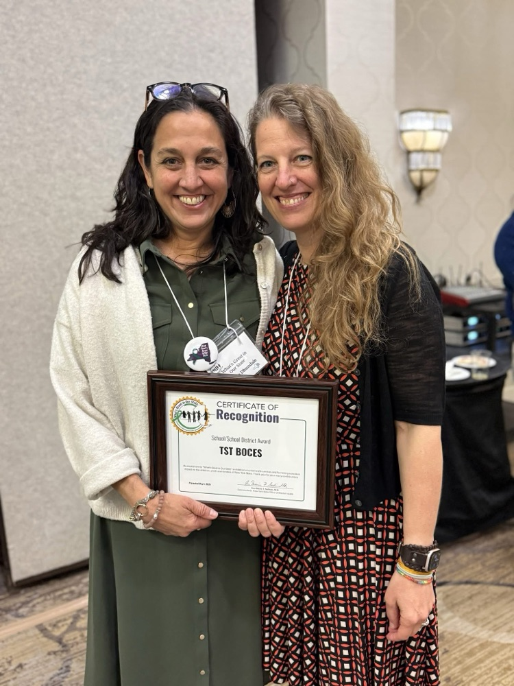  Dr. Dhundale, Ms. Jessica Hoff smile together holding award