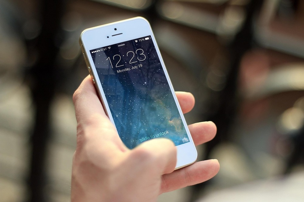 hand holding an iphone