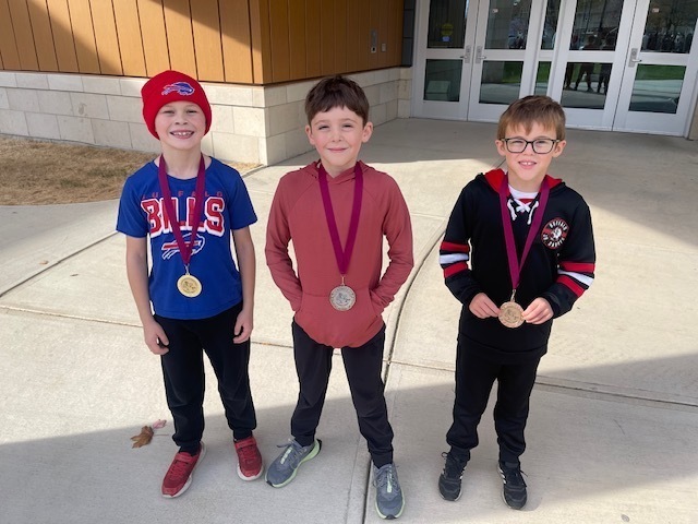 turkey trot winners pose with medals