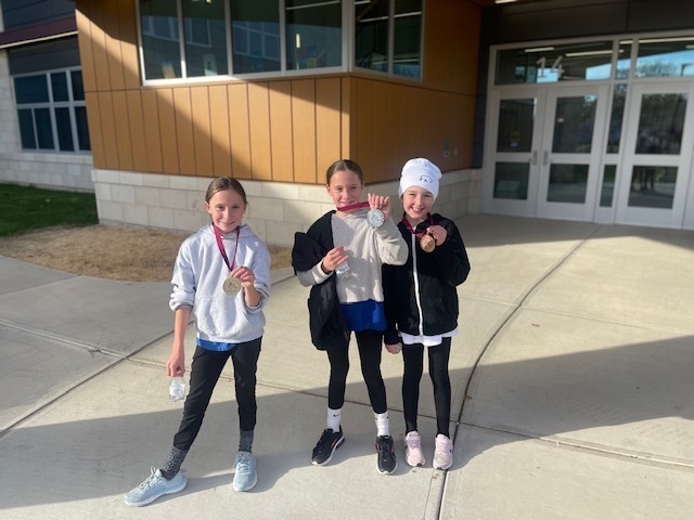 turkey trot winners pose with medals