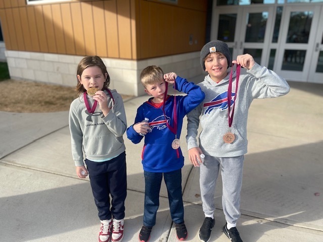 turkey trot winners pose with medals