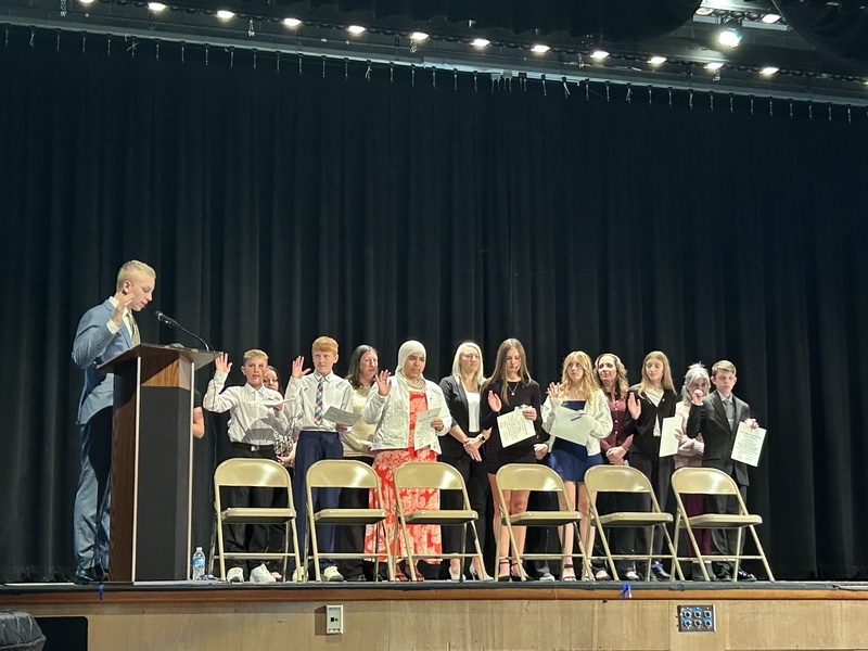 students saying oath during NJHS ceremony