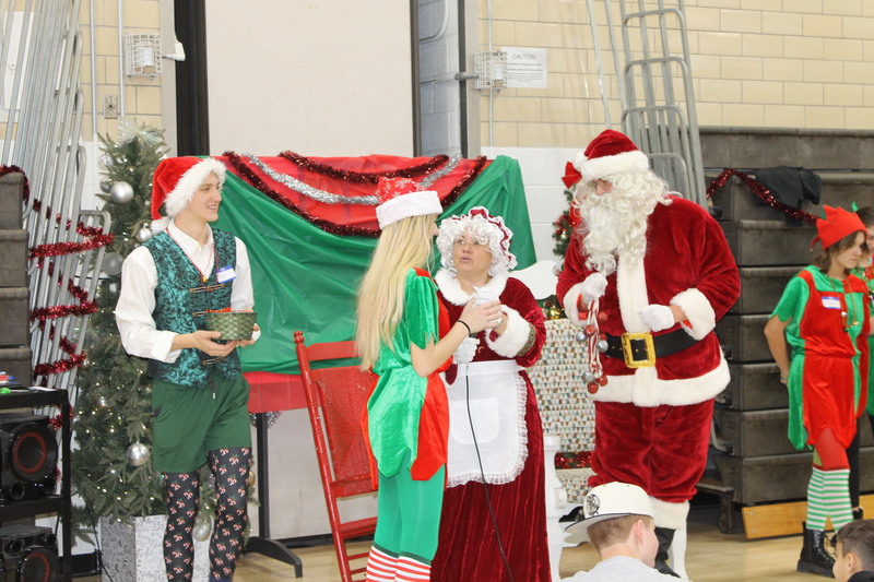 santa and mrs. claus at christmas for kids