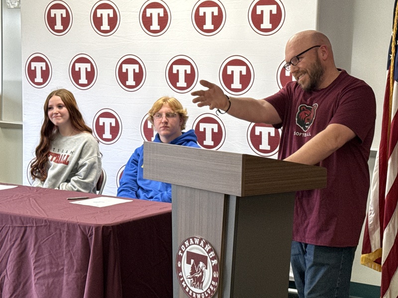 Samantha's dad speaks at the ceremony.
