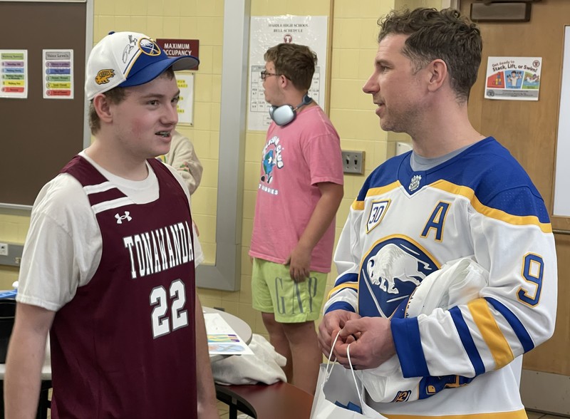 former buffalo sabre derek roy chats with THS student