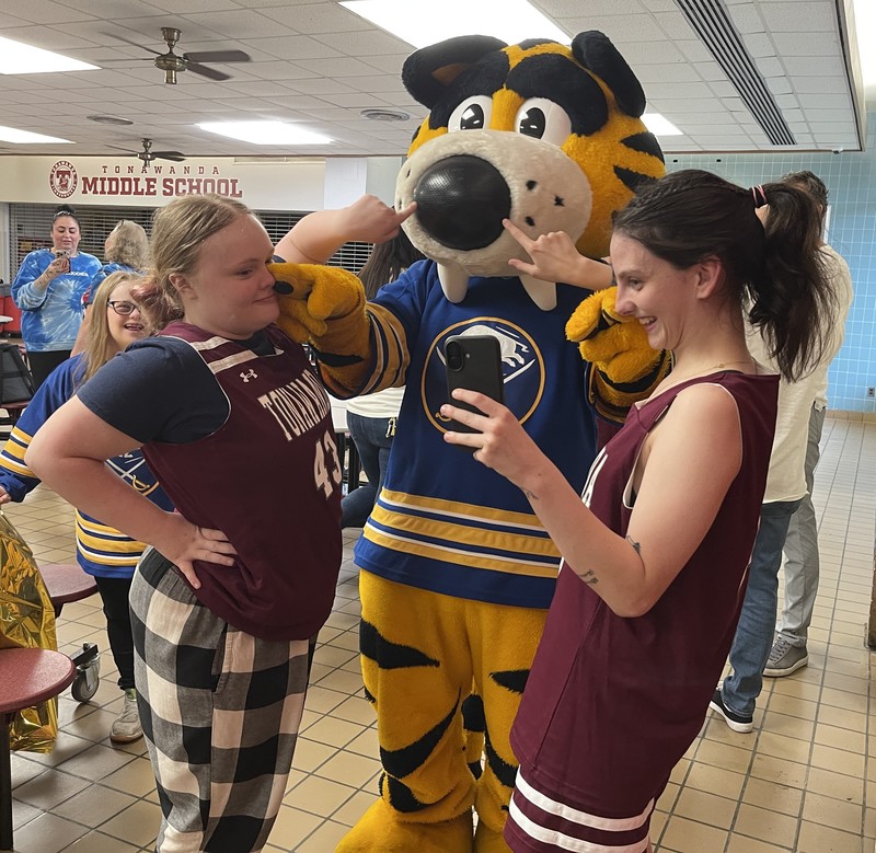 students take selfie with sabretooth