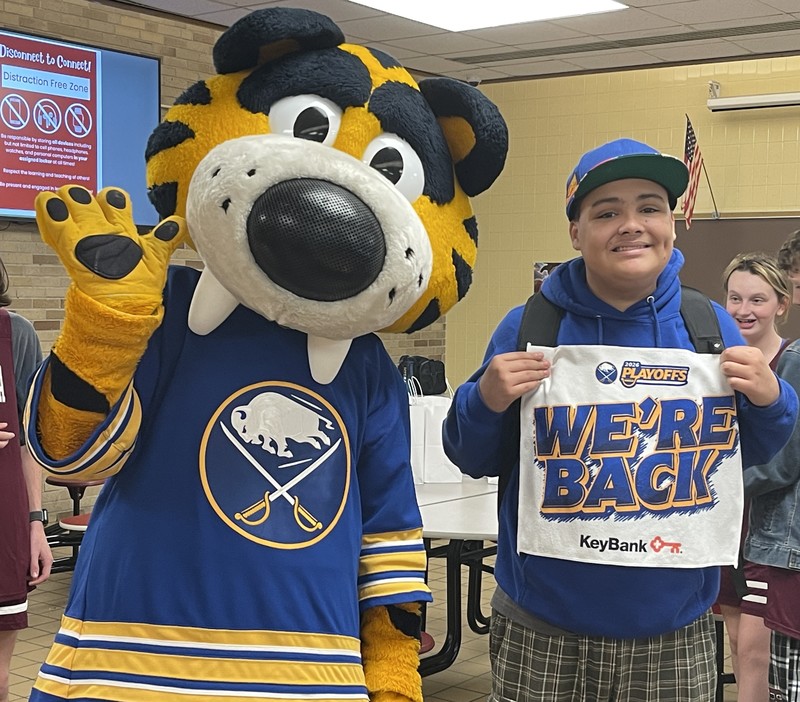 sabretooth poses with THS student holding up his buffalo sabres playoff towel
