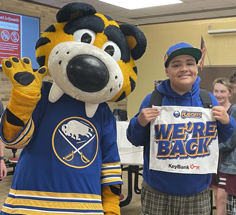 sabretooth poses with THS student holding up his buffalo sabres playoff towel