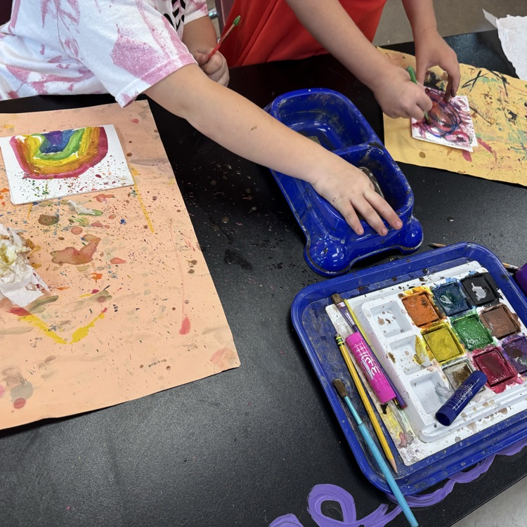 two students using tempera cakes