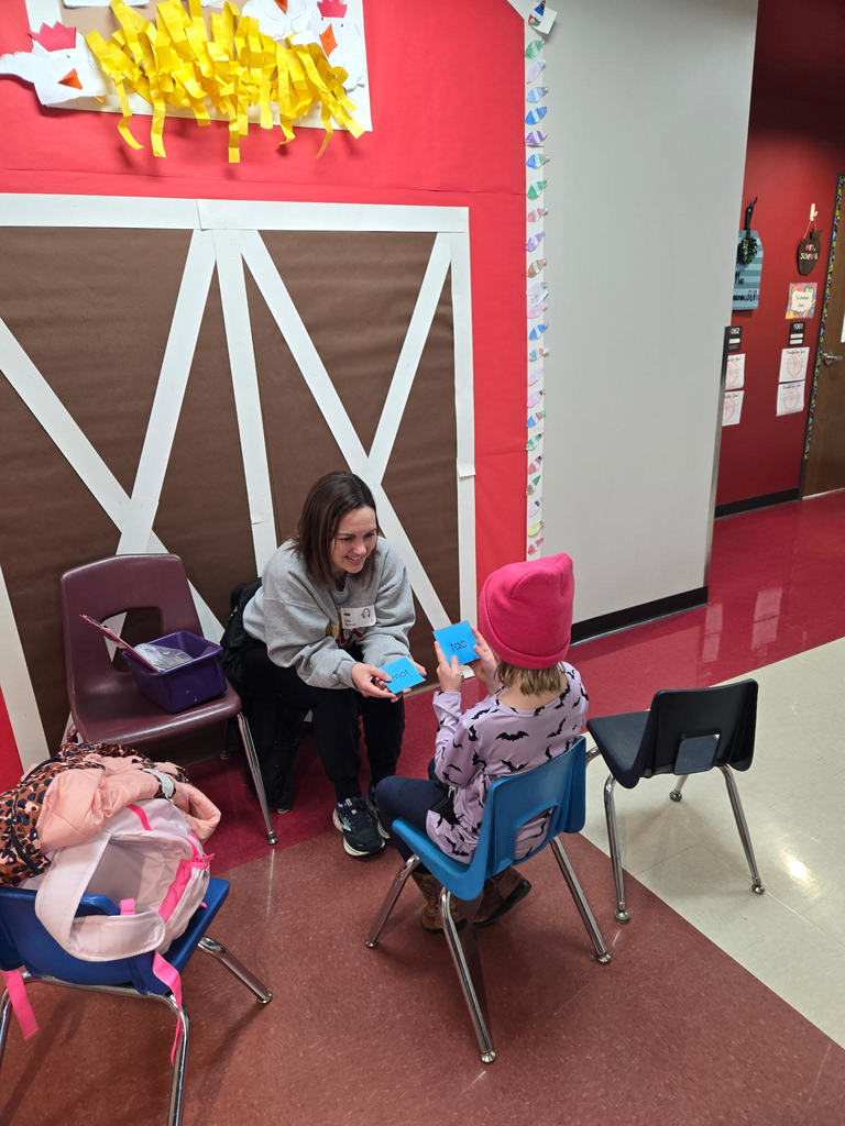 Lisa Balmer helping kindergarten student