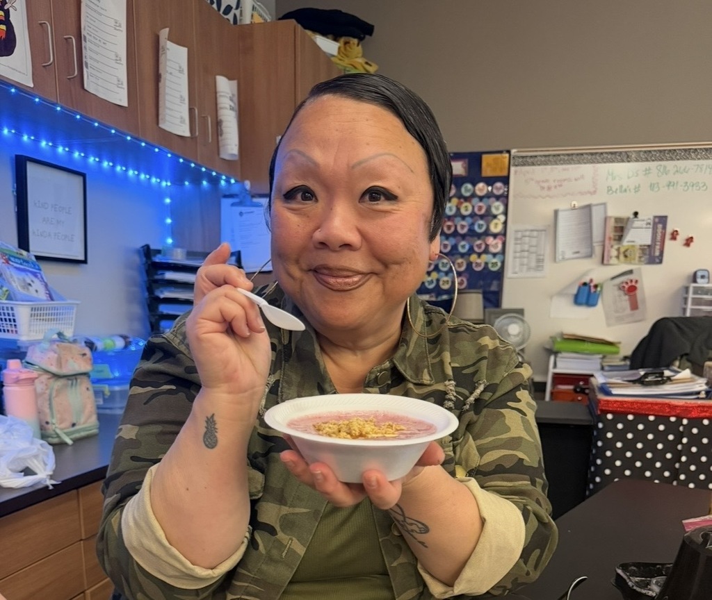 Mrs. Missy's class making berry smoothie bowls