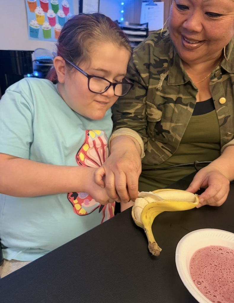 Mrs. Missy's class making berry smoothie bowls