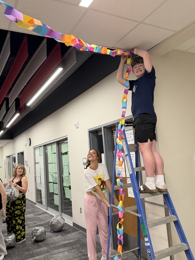 Student council members decorating for homecoming at their lock-in!!