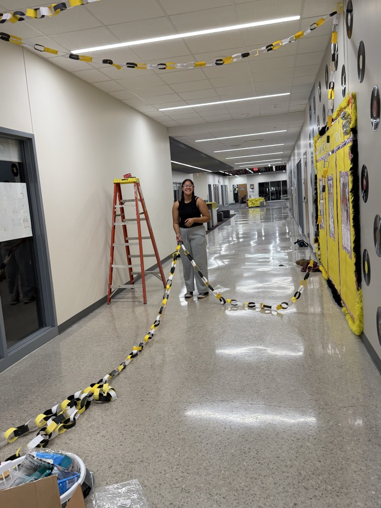 Student council members decorating for homecoming at their lock-in!!
