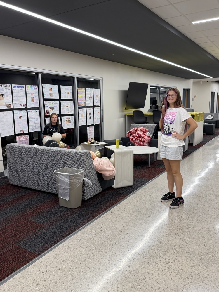 Student council members decorating for homecoming at their lock-in!!