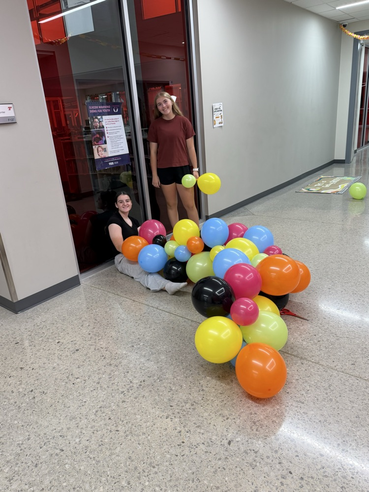 Student council members decorating for homecoming at their lock-in!!