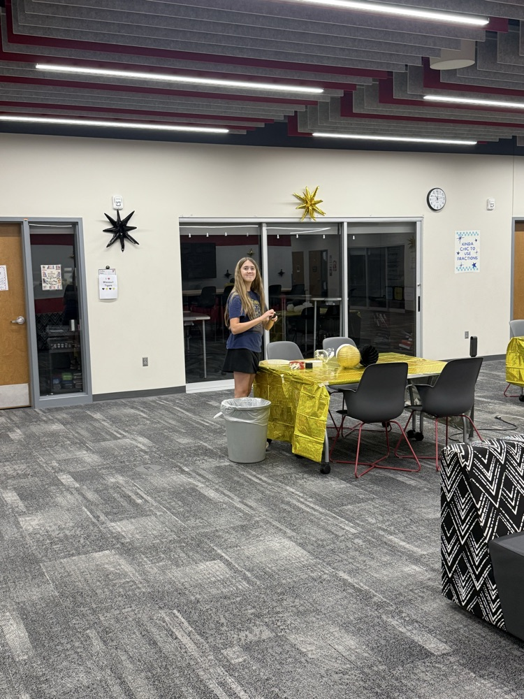 Student council members decorating for homecoming at their lock-in!!