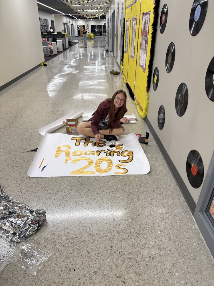 Student council members decorating for homecoming at their lock-in!!