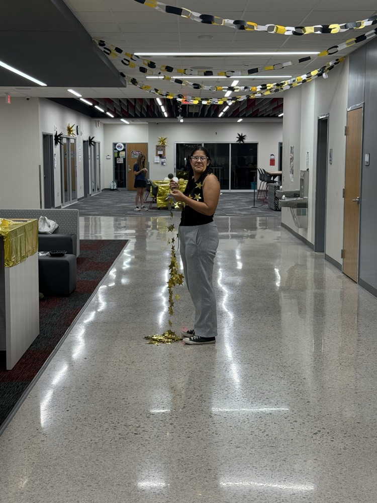 Student council members decorating for homecoming at their lock-in!!