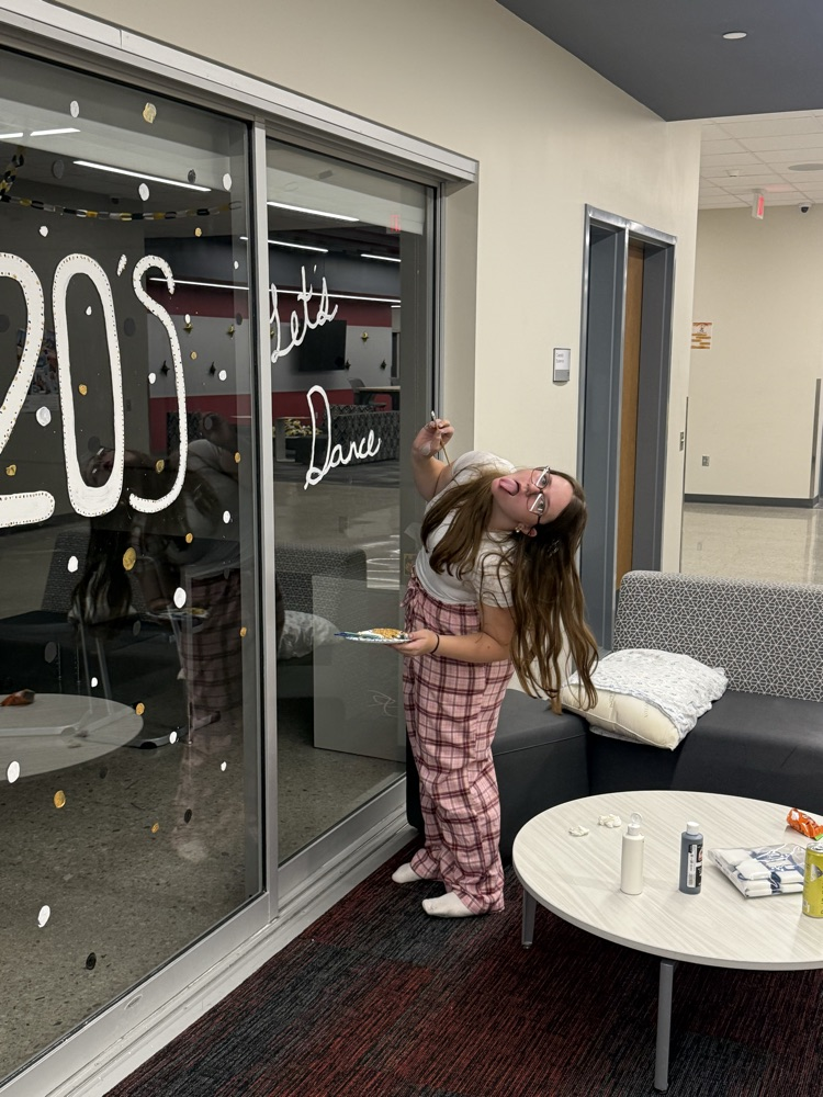 Student council members decorating for homecoming at their lock-in!!
