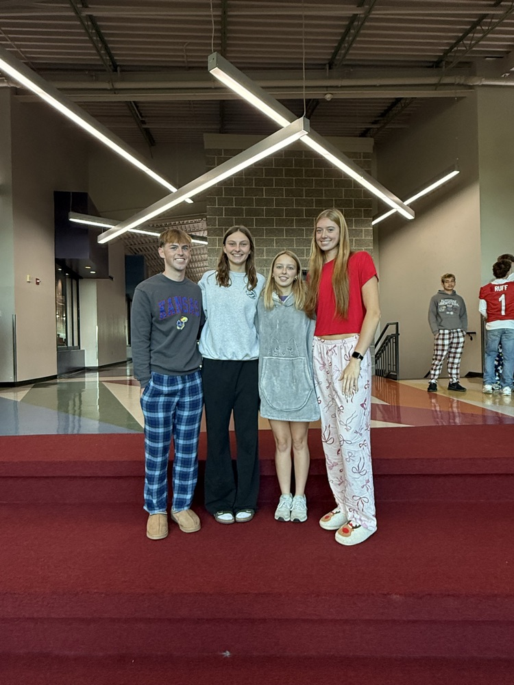 Senior volleyball players and manager at the TES/TMS Homecoming kick off!!