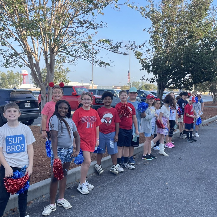5th graders enjoyed the homecoming parade today! Let’s go Bulldogs!