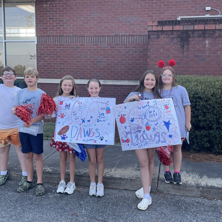 5th graders enjoyed the homecoming parade today! Let’s go Bulldogs!
