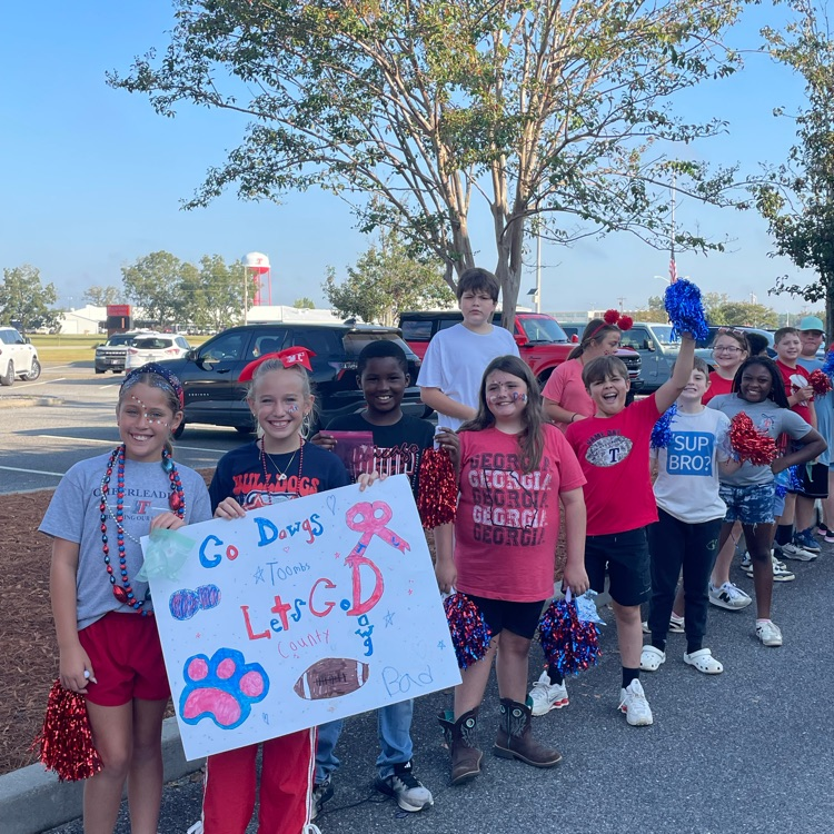 5th graders enjoyed the homecoming parade today! Let’s go Bulldogs!