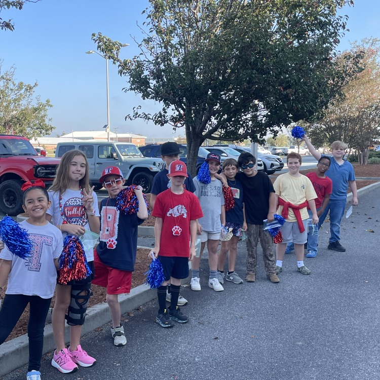 5th graders enjoyed the homecoming parade today! Let’s go Bulldogs!