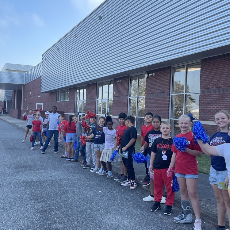 5th graders enjoyed the homecoming parade today! Let’s go Bulldogs!
