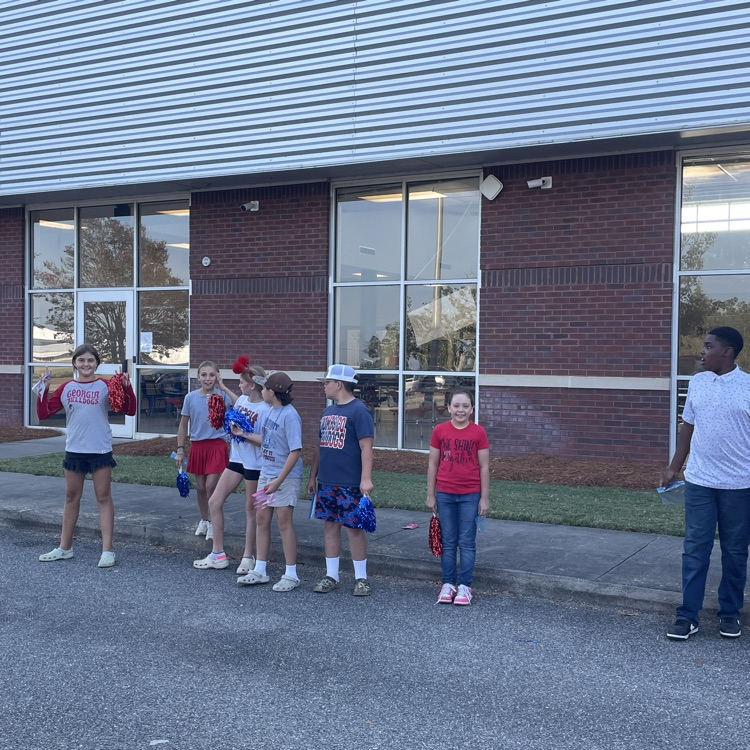 5th graders enjoyed the homecoming parade today! Let’s go Bulldogs!