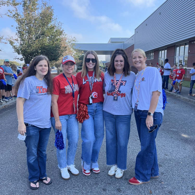 5th graders enjoyed the homecoming parade today! Let’s go Bulldogs!