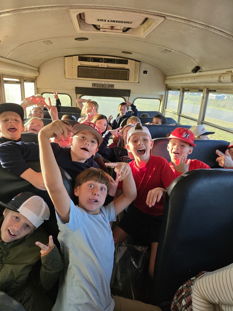 4th Grade had the best time today at the Homecoming Parade! ❤️🐾