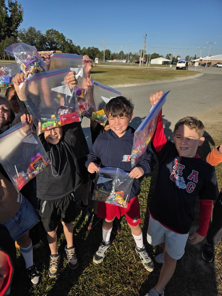 4th Grade had the best time today at the Homecoming Parade! ❤️🐾