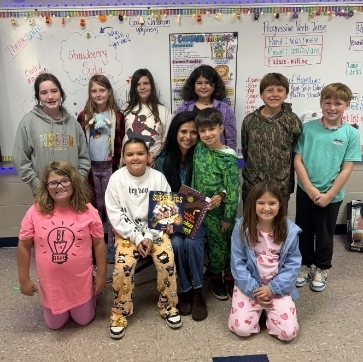 We started our week off right with a special guest and a Halloween book! 🎃📚 Thank you for sharing your time and a fun story with our class, Sonni!!🧡
