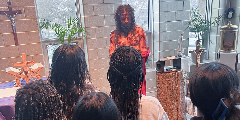 Photo of students looking at the Jesus Christ replica