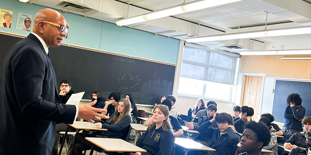 Photo of Robert speaking to MPSJ students