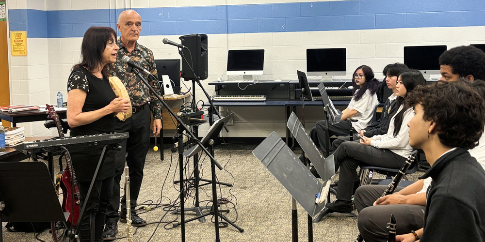 Photo of Shari Tallon and Chris Birkett conducting the workshop with Dante Alighieri music students