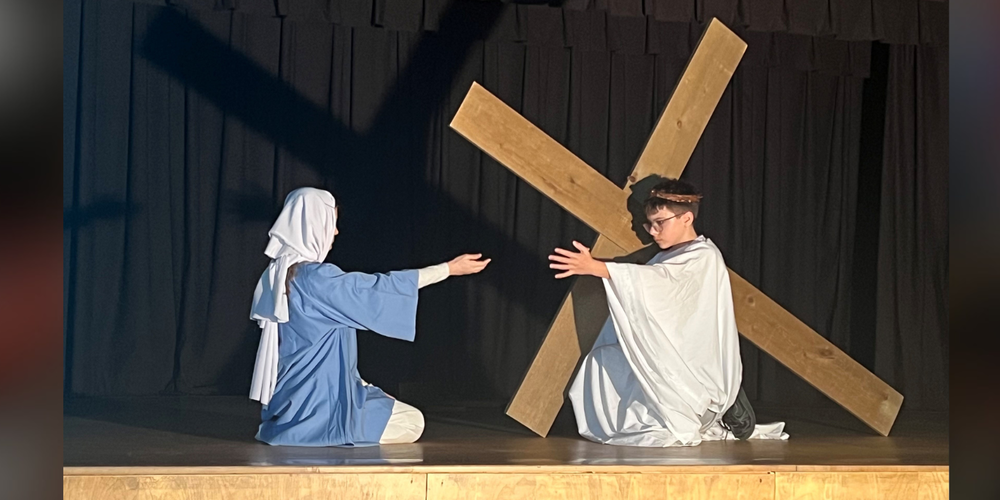 Students depicting Jesus and Mary with the cross