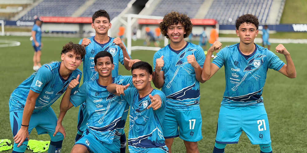 Photo of Joel with his teammates