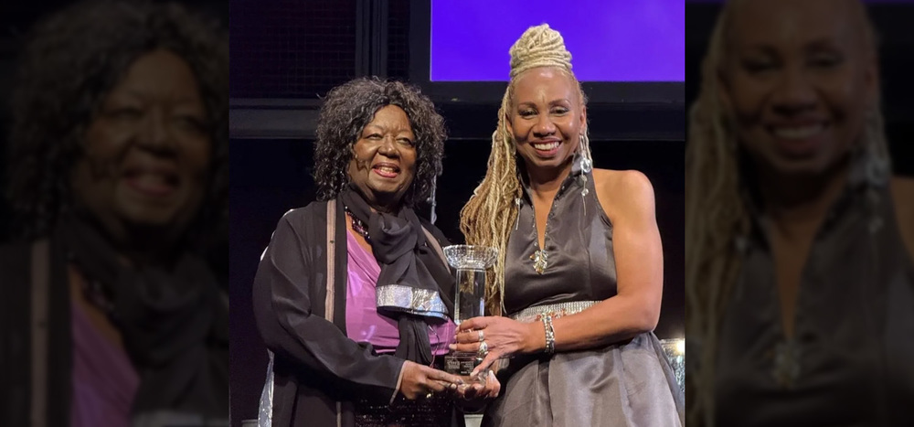 Photo of the Honourable Jean Augustine presenting an award bearing her name to Wendy Jones