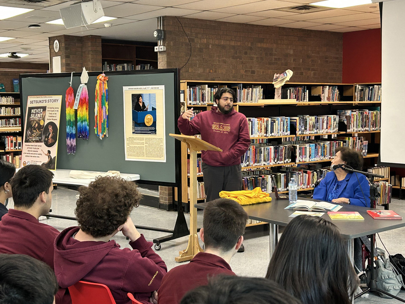 Photo of Setsuko Thurlow discussing with MPSJ students