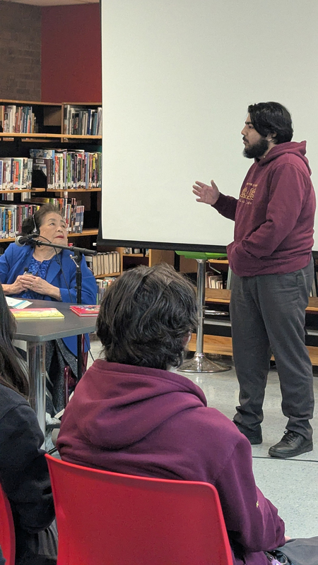 Photo of Setsuko Thurlow discussing with MPSJ students