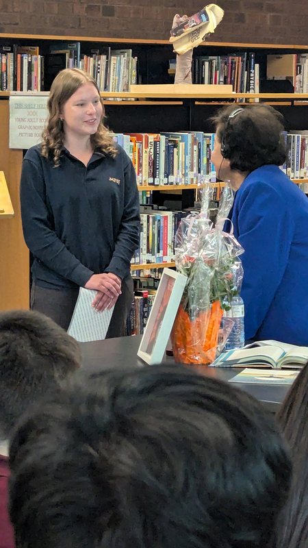 Photo of Setsuko Thurlow discussing with MPSJ students