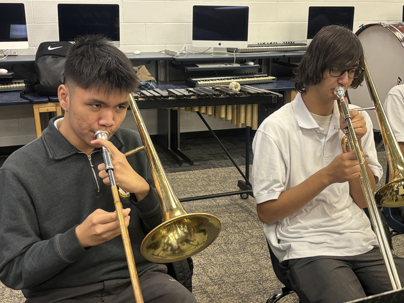 Photo of Dante Alighieri music students playing their instruments during Shari Tallon and Chris Birkett's workshop