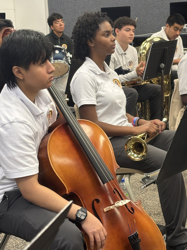 Photo of Dante Alighieri music students playing their instruments during Shari Tallon and Chris Birkett's workshop