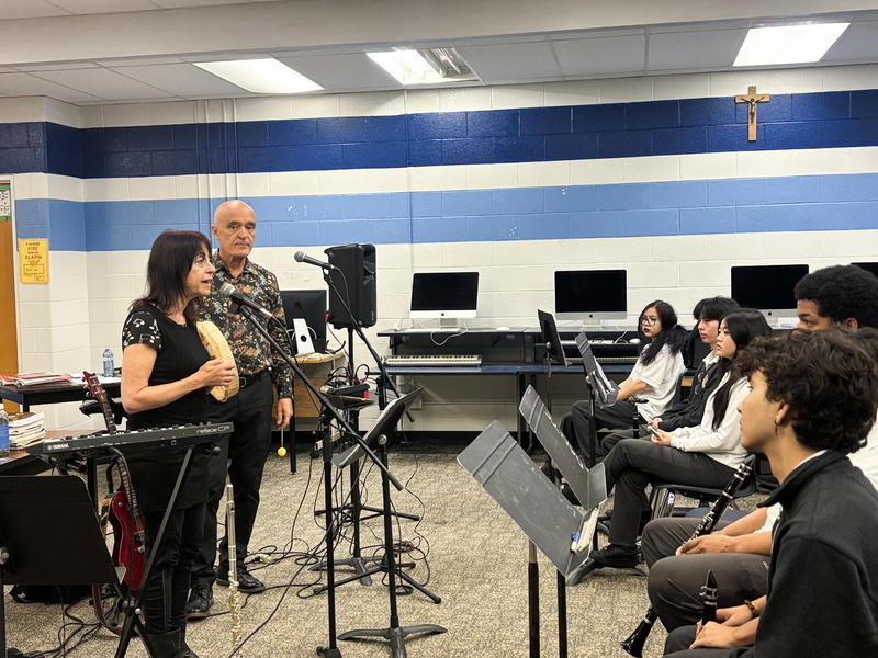 Photo of Shari Tallon and Chris Birkett conducting the workshop with Dante Alighieri music students