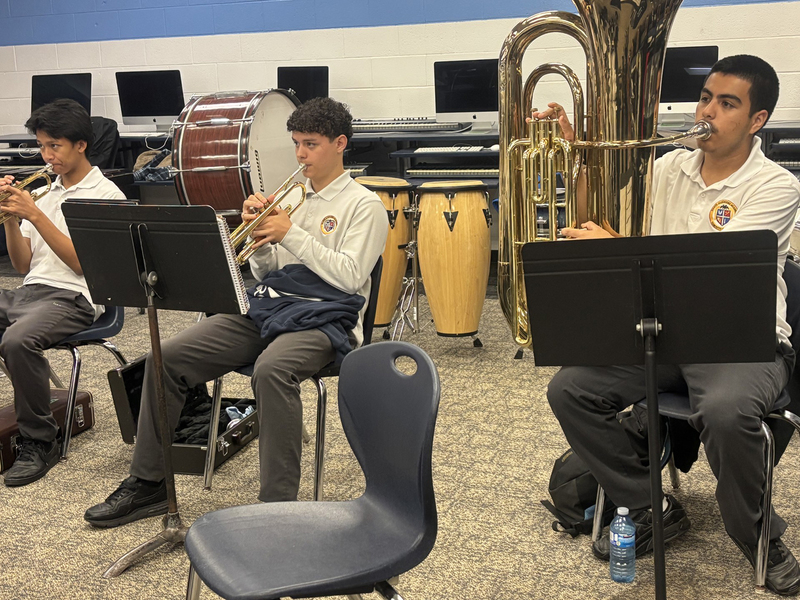 Photo of Dante Alighieri music students playing their instruments during Shari Tallon and Chris Birkett's workshop